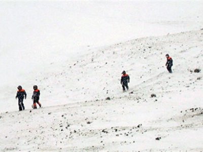Возобновлены поиски шестерых подростков, попавших под снежную лавин в Туве