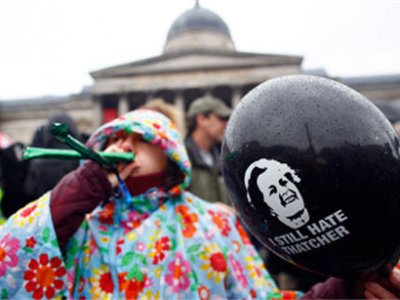 Противники наследия Маргарет Тэтчер шумно митингуют на Трафальгарской площади