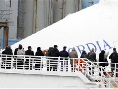 Пассажиры потерпевшего крушение Costa Concordia требуют привлечь к суду компанию-судовладельца