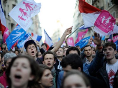 В Париже противники легализации однополых браков осаждают здание парламента