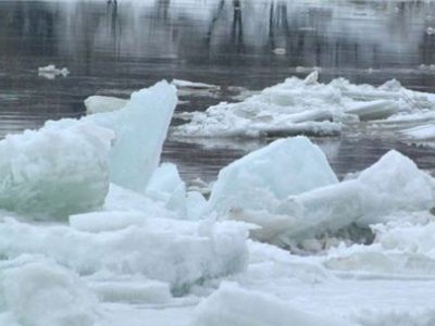 В Иркутской области ледоход на реке Макаровка повредил мост