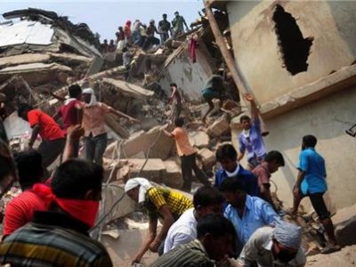 В Бангладеш под завалами рухнувшего здания нашли выжившую