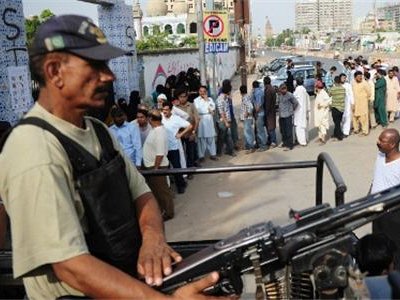 День выборов в Пакистане начался с терактов