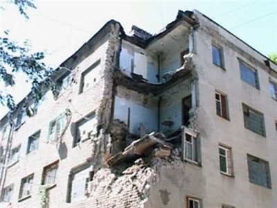 Дом с рухнувшей стеной признан безопасным