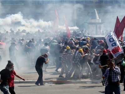 Манифестанты возводят баррикады вокруг парка Гези