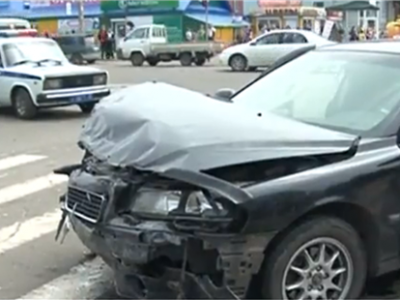 В Белогорске Амурской области автомобиль врезался в группу людей