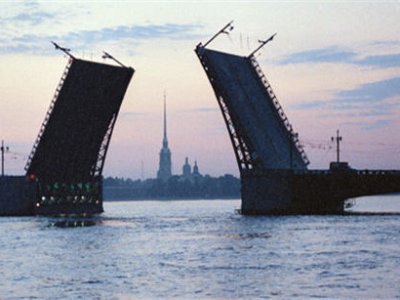 В Санкт-Петербурге с разведенного Троицкого моста в Неву упал автомобиль