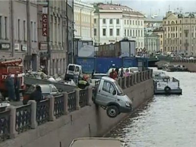 В Петербурге «Газель» чуть не упала в реку