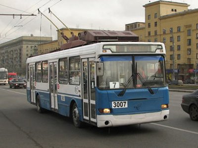 На Кутузовском проспекте из-за обрыва проводов встали троллейбусы