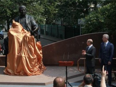 Открытие памятника дагестанскому поэту Расулу Гамзатову