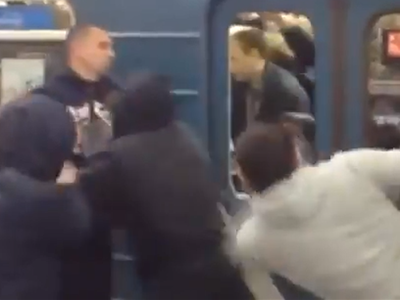 Футбольные фанаты устроили драку в питерском метро