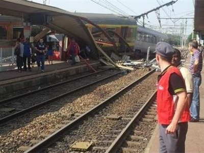 Во Франции сошел с рельсов пассажирский поезд 8 человек погибли