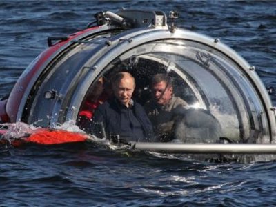 Владимир Путин осмотрел затонувший корабль и рассказал, что ждет Сноудена