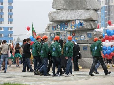 В день строителя в Екатеринбурге открыли памятник студенческим стройотрядам