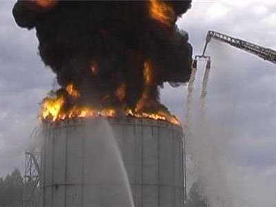 Нефтяной резервуар горит в Ангарске Иркутской области