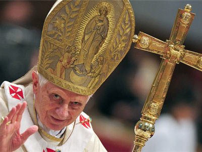 Бывший папа римский Бенедикт XVI ушел в отставку по совету Господа