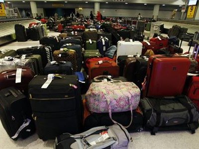 Сотрудники аэропорта в Нью-Йорке воровали вещи из багажа пассажиров