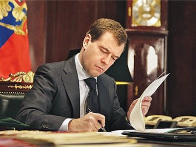 Дмитрий Медведев подписал распоряжение о предоставлении в 2013 году госгарантий по кредитам
