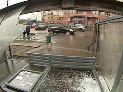 В Кемерове автомобиль врезался в остановку общественного транспорта