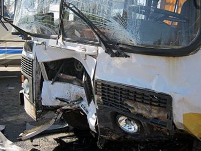 В Кировской области столкнулись автобус и автомобиль