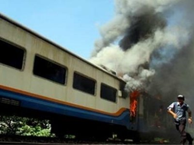 Двадцать три человека заживо сгорели в вагоне индийского экспресса