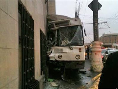 В Москве пассажирский автобус врезался в дом