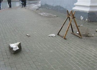 В центре Москвы с пятого этажа упал карниз на проходившую мимо девушку