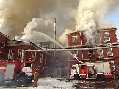 Пожар на мебельной фабрике в Москве потушен