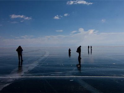 «КамАЗ» ушел под лед на озере Байкал