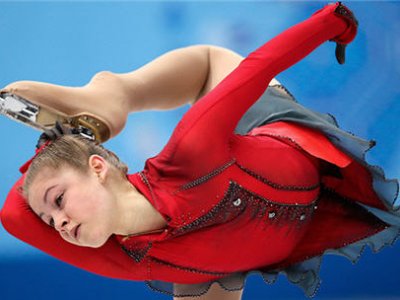 Команда олимпийских фигуристов принесла России первое золото