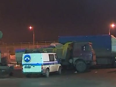 На московской кольцевой автодороге столкнулись четыре грузовика