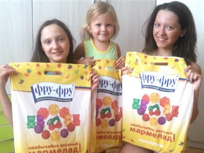 Гости на «День семьи, любви и верности» получили 150 пакетов с конфетами