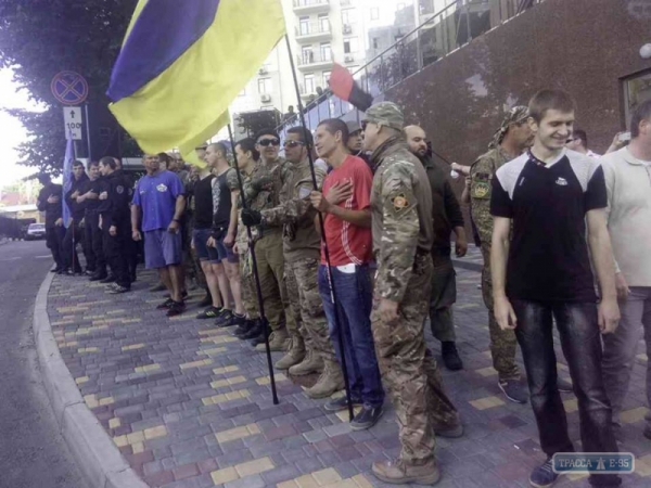 Нападение украинских радикалов на генконсульство России в Одессе