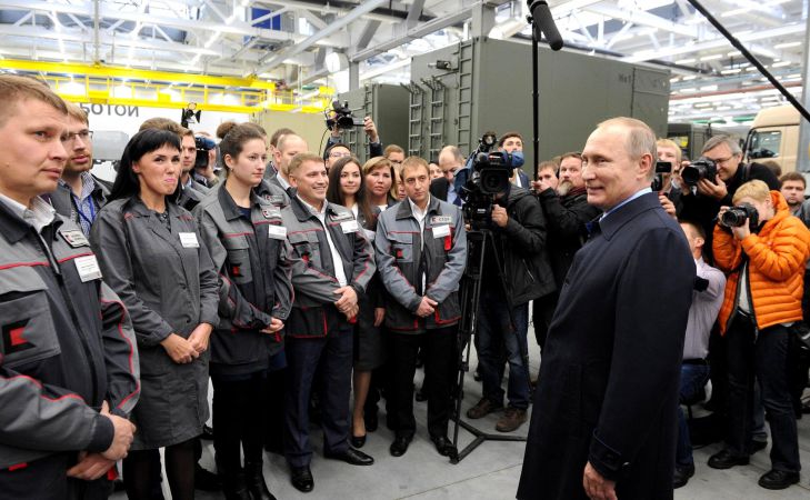 Президент Владимир Путин и "Калашников"
