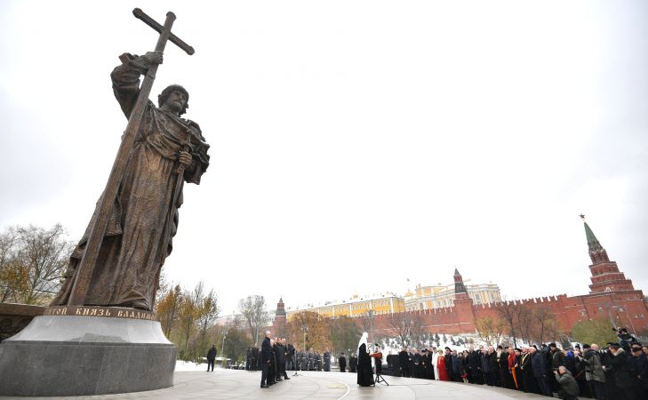 В Москве открыли памятник князю Владимиру