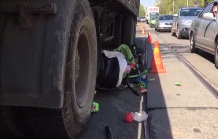 Водитель грузовика сбил женщину и двоих детей на востоке Москвы