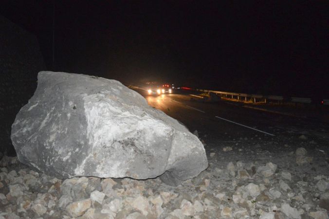 Часть автодороги «Севастополь-Ялта» ночью оказалась засыпанной камнями