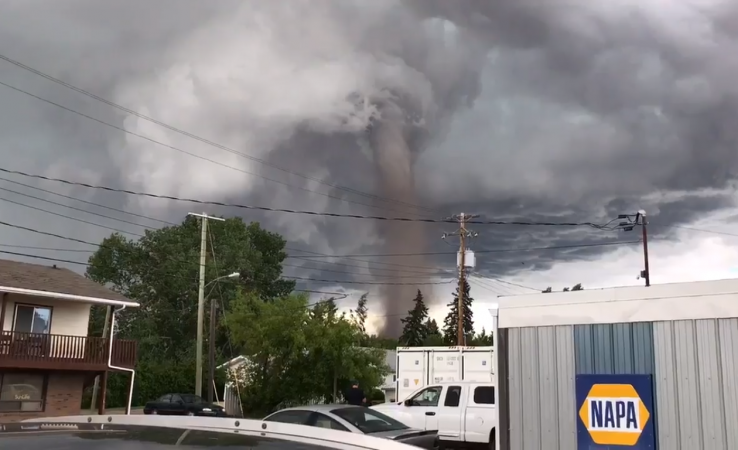 Мощный шторм с торнадо прошел в Канаде