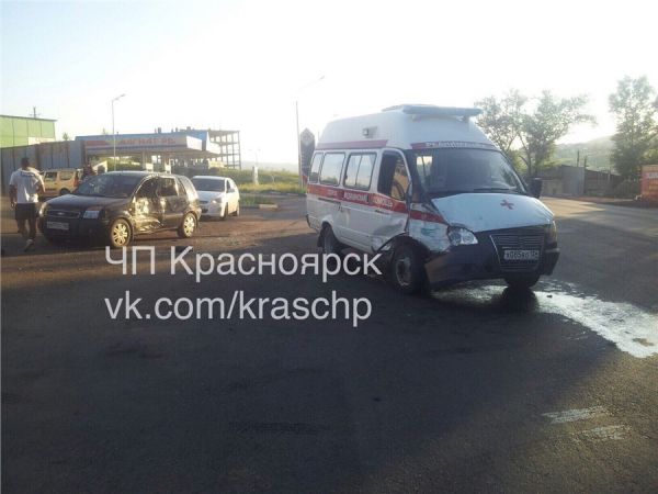 Нетрезвый водитель скорой в Красноярске протаранил две легковушки