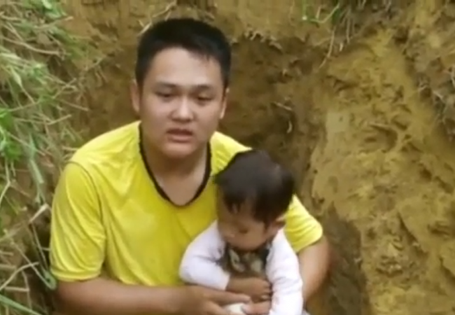 В Китае отец играет с больной дочерью в могиле, подготовленной для неё