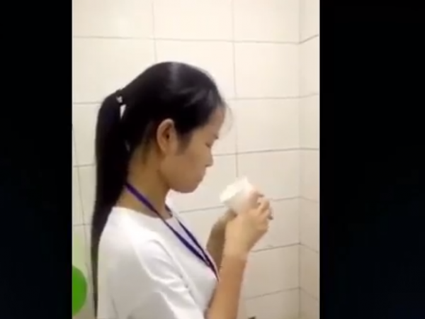 В Китае начальник заставил сотрудников пить воду из унитаза