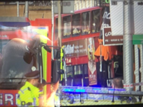 В Великобритании двухэтажный автобус с пассажирами влетел в магазин
