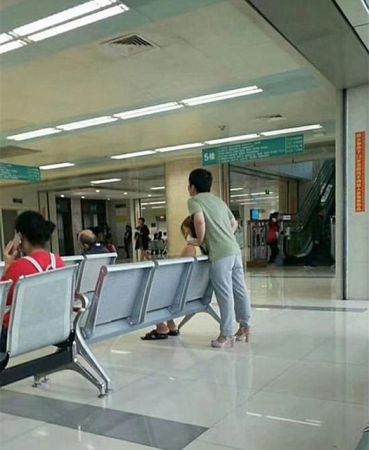 В Китае молодой человек отдал свои тапочки девушке и обул её туфли