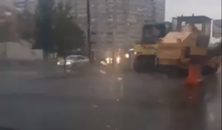 В Ростове дорожники укладывали асфальт в сильный дождь 