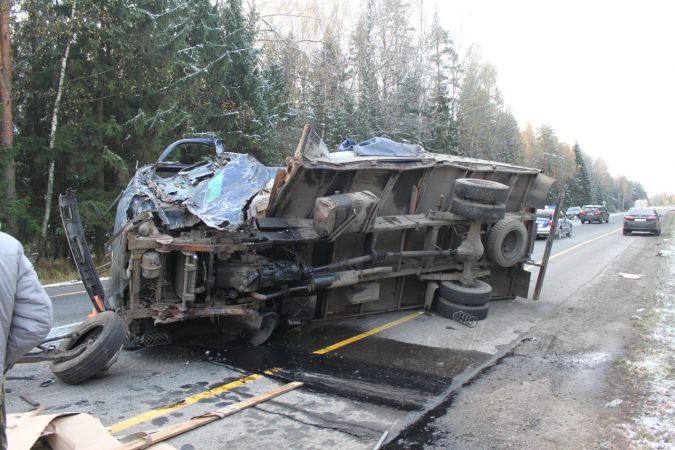 Три человека погибли в ДТП минивэна и грузовика в Ивановской области