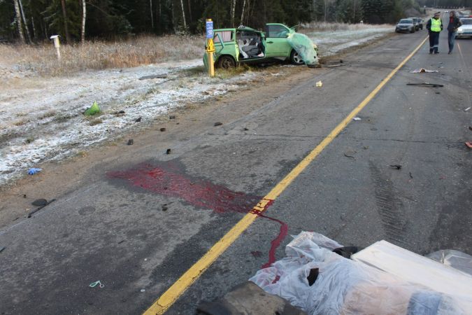Три человека погибли в ДТП минивэна и грузовика в Ивановской области