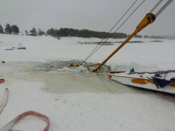 Трактор провалился под лед, пытаясь вытащить кран, который вытаскивал бензовоз