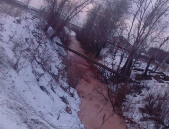 В Тюмени одна из рек неожиданно окрасилась в красный цвет
