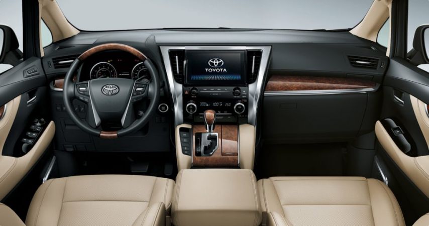Обновленный минивэн Toyota Alphard поступил в продажу в России