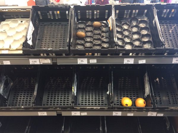 «Апокалипсис» в Великобритании: в Сети массово публикуют фото пустых полок в магазинах